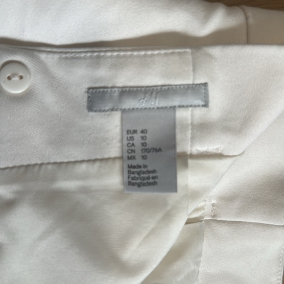 Cream knee length skirt with pockets. - Picture 4 of 4